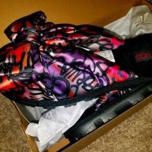 New in box womens UGGS pluchette graffiti pop sz7